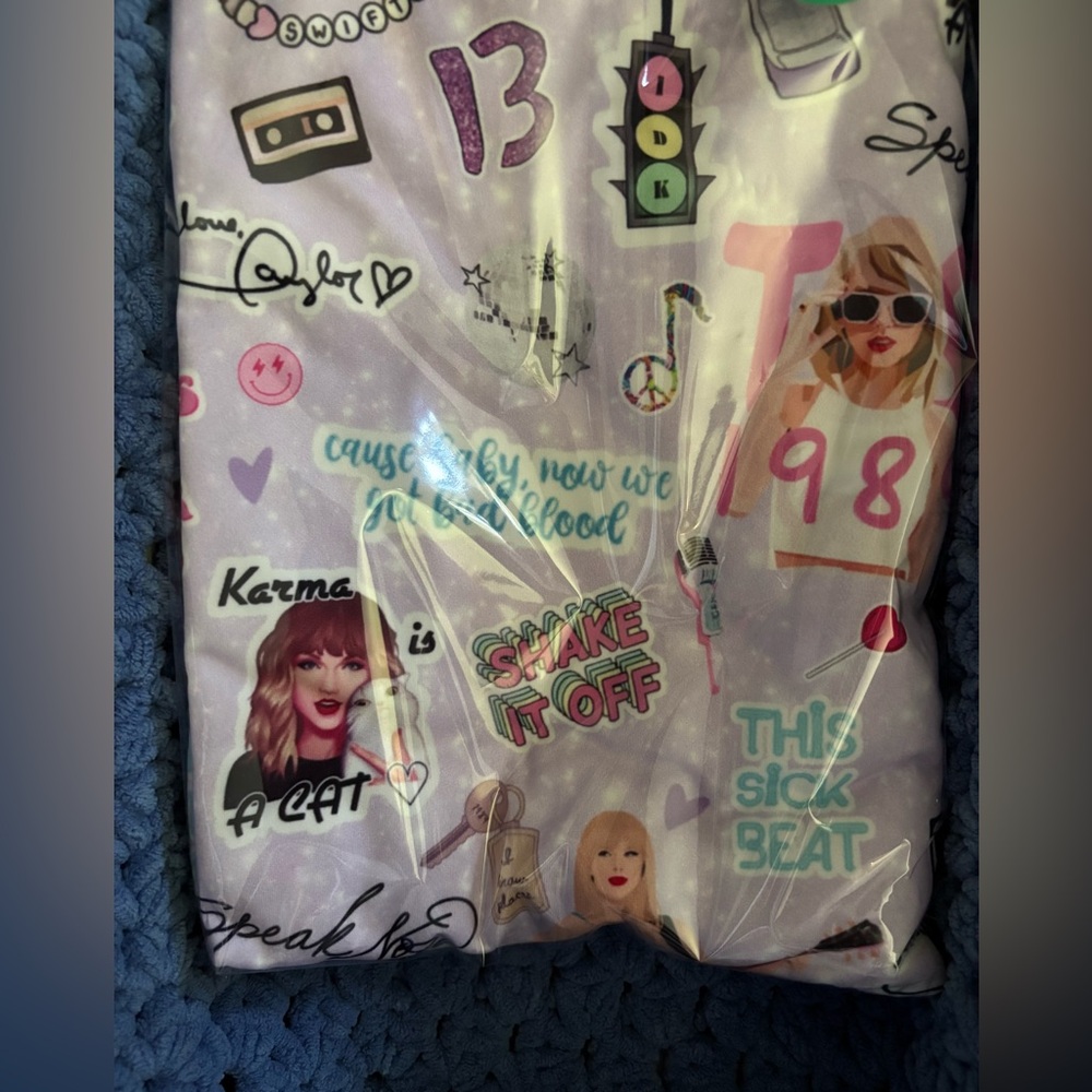 Taylor Swift blanket 40x40 - Picture 2 of 2